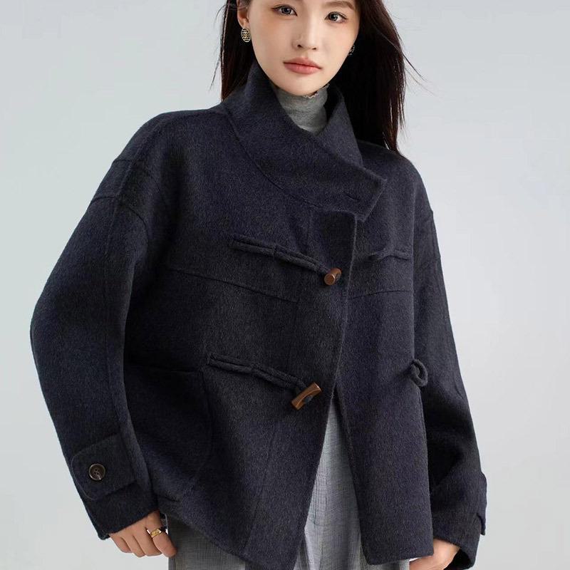 

Женское двухстороннее шерстяное полупальто с воротником-стойкой и роговыми пуговицами - Осень/Зима S