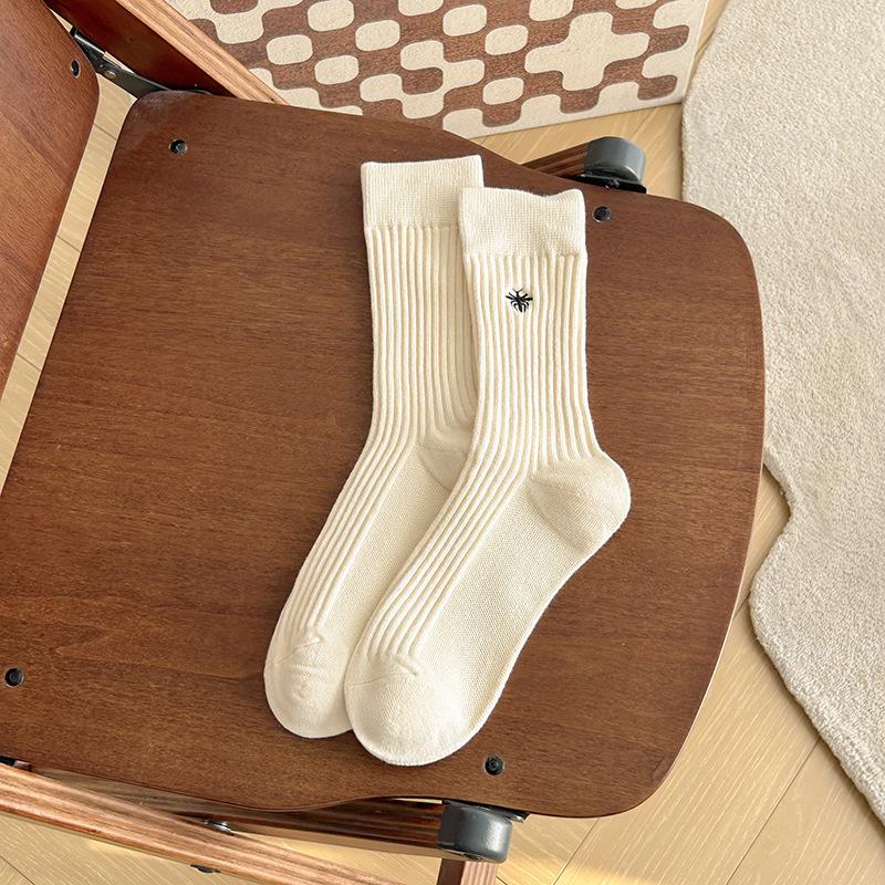 

Women s Autumn/Winter Pure Cotton Bee-Embroidered Ribbed Mid-Tube Pile Socks with Trendy White Stripes One Size бежевий