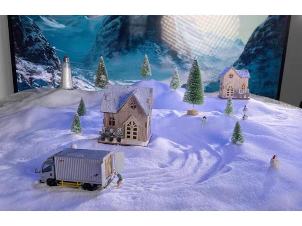 Artificial Snow Powder: Shanghai Snowflake Simulation for Scenic Christmas Displays