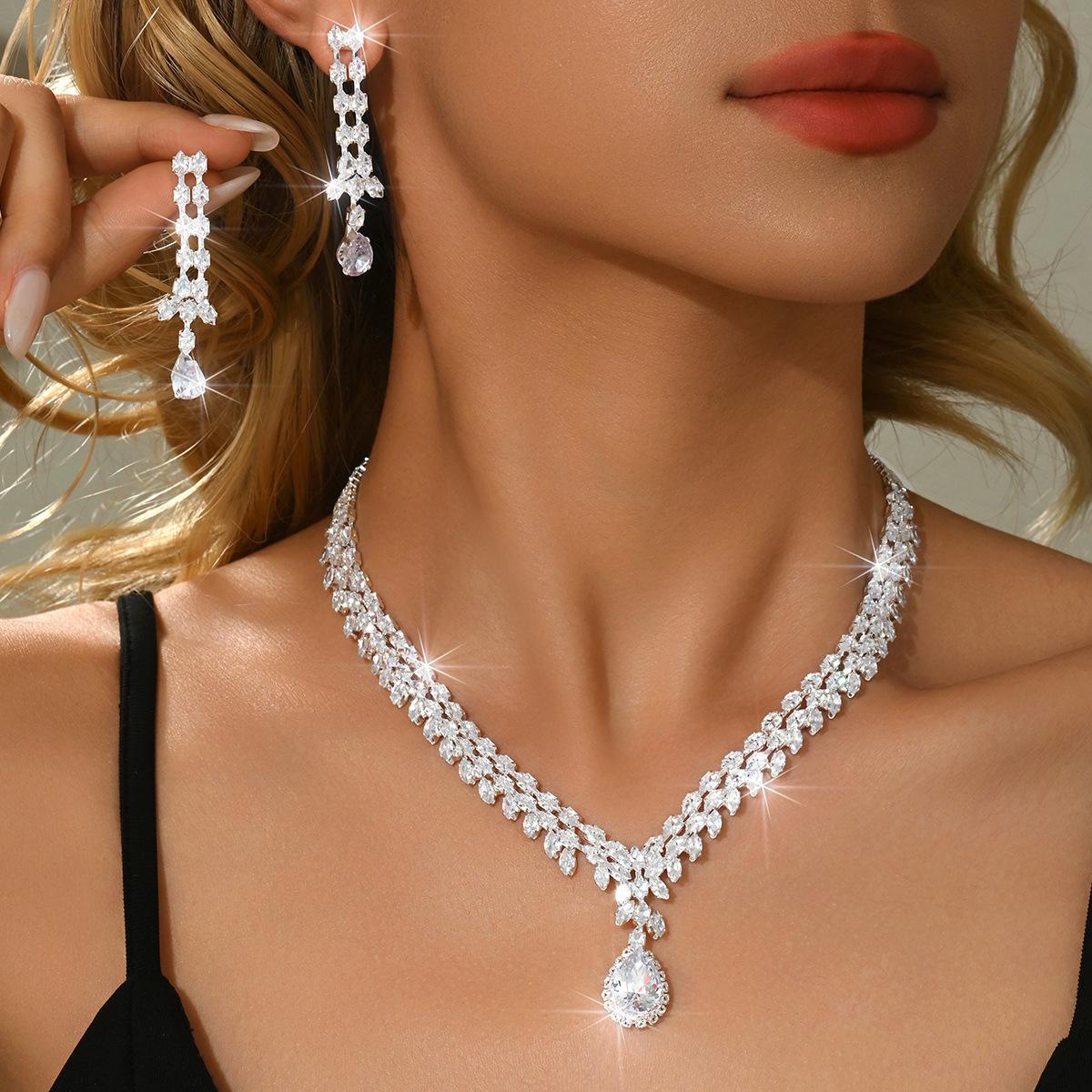 

Fashion Popular Leaf Water Drop Super Flash Crystal Necklace Earrings Bracelet Three-Piece Women S Dinner Party Dress Accessories