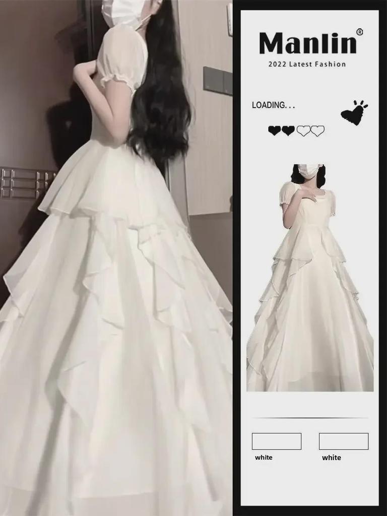 Elegancka sukienka z kwadratowym dekoltem i bufiastymi rękawami w niszowym designie dla kobiet