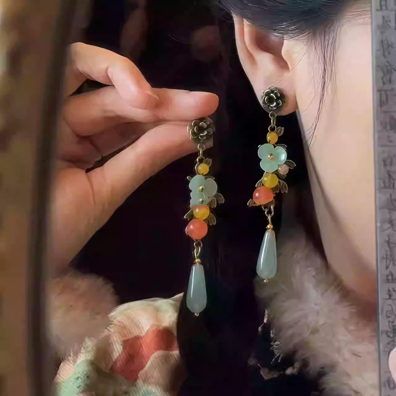 

Серьги-пусеты с кисточками в виде цветка из имитации нефрита, модные, легкая роскошь, антикварные, для личности, нишевые, с высоким чувством стиля, женские