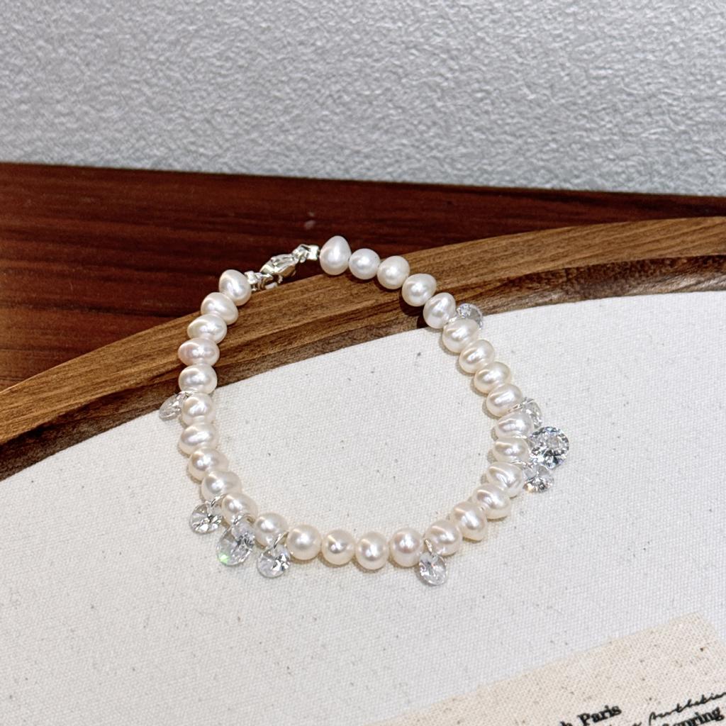 French-style crushed diamond and natural freshwater pearl set, a luxurious clavicle chain and bracelet, a two-piece set that creates a stylish and