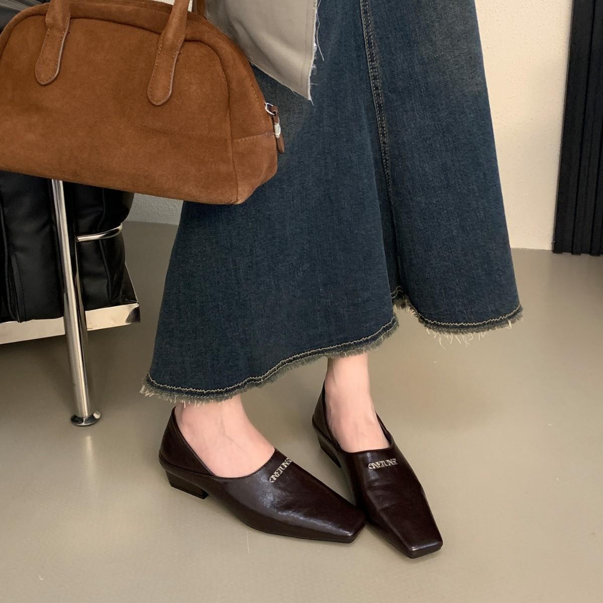 

2025 весна новая металлическая пряжка квадратный носок плоская подошва одинарная обувь мягкая подошва британский стиль маленькие кожаные туфли плоский каблук глубокий вырез женская обувь 39 темно-коричневого