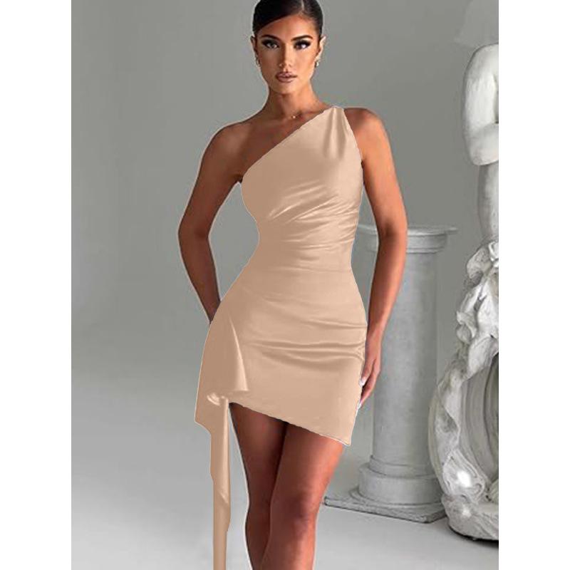 Europäisches und amerikanisches einseitiges plissiertes sexy Satin-Kleid mit geschlitzten Ärmeln, europäischer und amerikanischer Sommer-Temperament, figurbetont