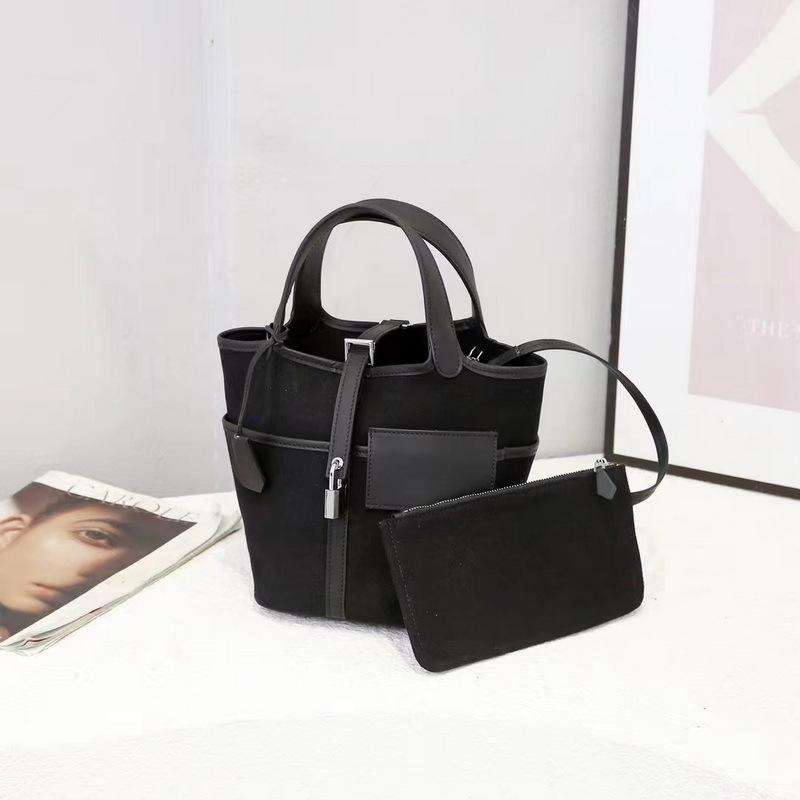 

Сумка-ведро из натуральной кожи с холщовой корзиной для овощей для женщин с повседневным дизайном и множеством карманов. Сумка из натуральной кожи с холщовой отделкой.