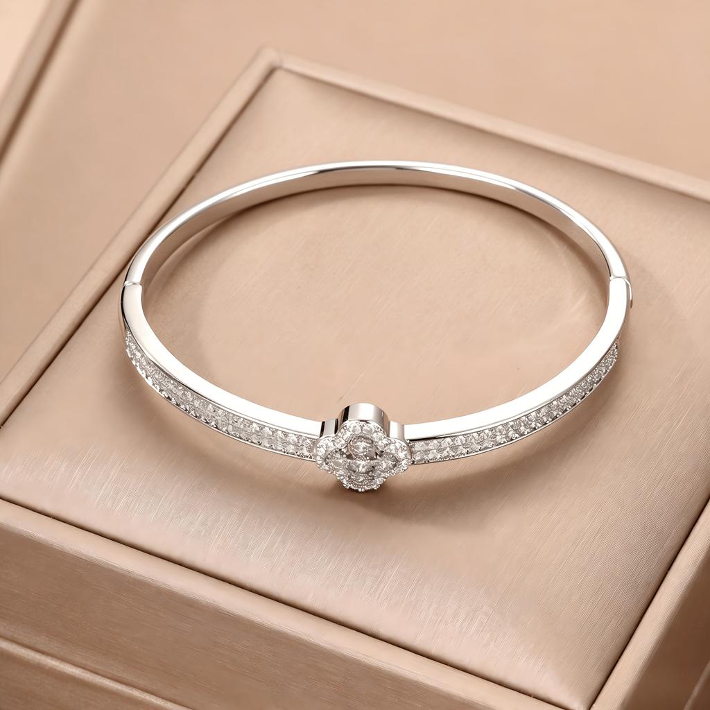 Luxurious four-leaf clover clasp bracelet for women, gold and silver two-tone fine bracelet with classic lucky clover main ornament, fully encrusted