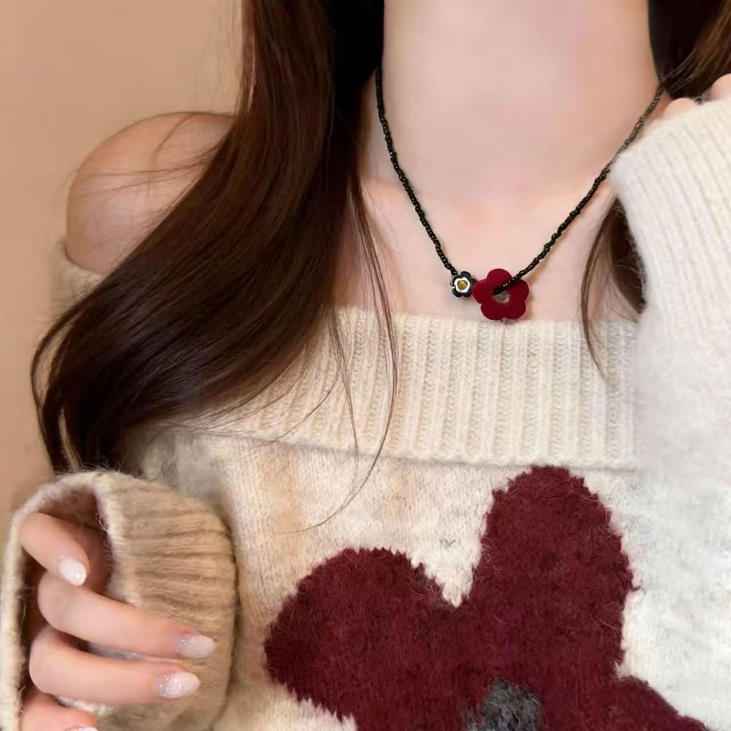 Jiang Yan Velvet & Agate Flower Beaded Necklace for Women - Japanese Korean Style, High-End Clavicle Chain.