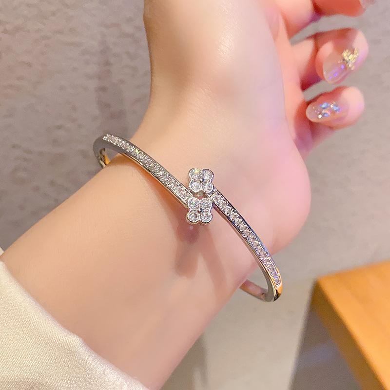 New Korean version four-leaf clover bracelet personalized versatile diamond-encrusted zircon square buckle bracelet