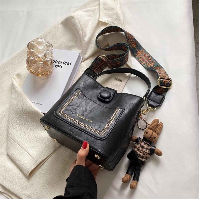 

Leather retro bag niche ins new messenger light luxury large-capacity bucket bag woman