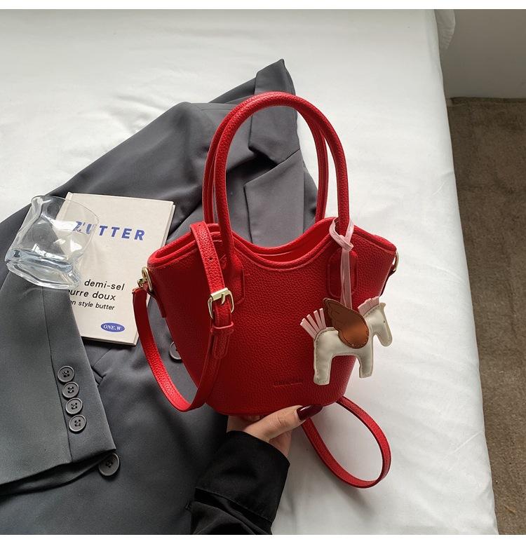 Premium Sense of Foreign Style Small Bag Women 2025 New Popular Versatile Messenger Bag Fashion Super Fire Portable Bucket Bag