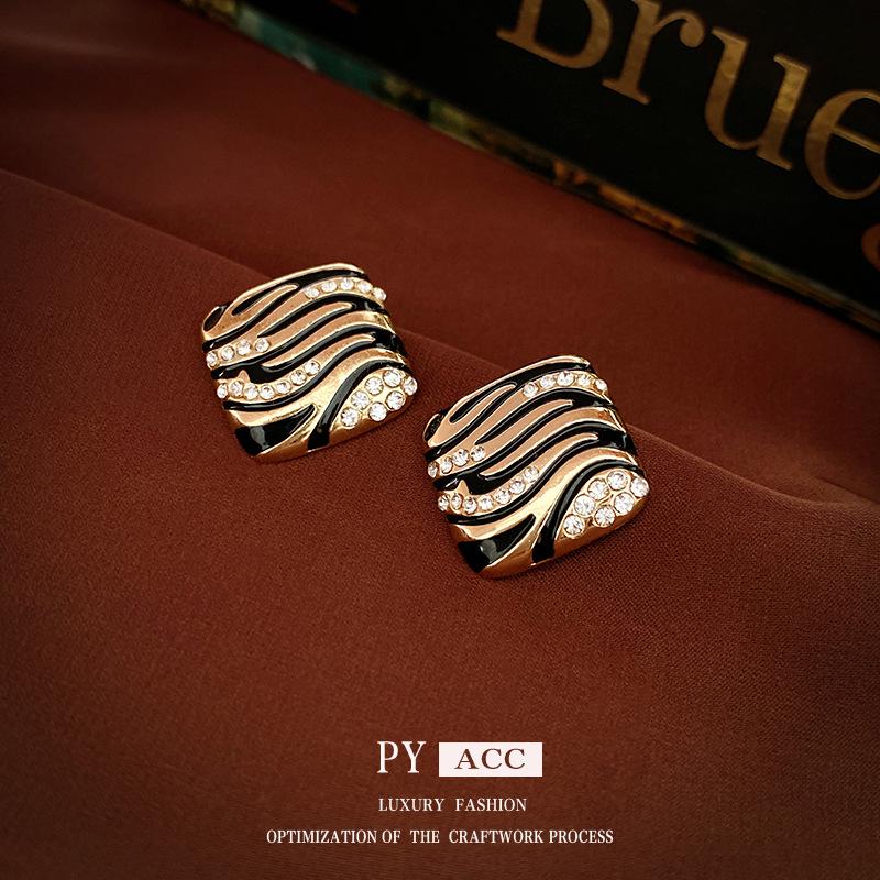 Vintage Court-Style High-End Retro Earrings for Women