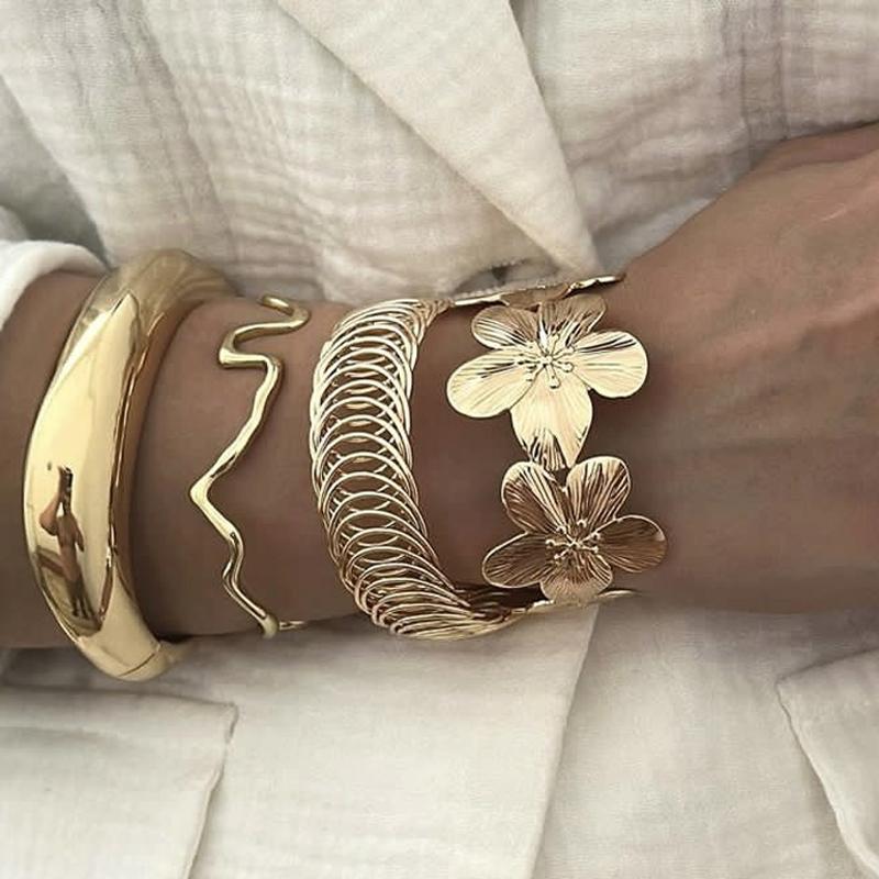 

4pcs Vintage Exaggerated Floral Bangles Set Luxury Geometric Design Wide Metal Gold Color Bracelets For Women Daily Wear Jewelry