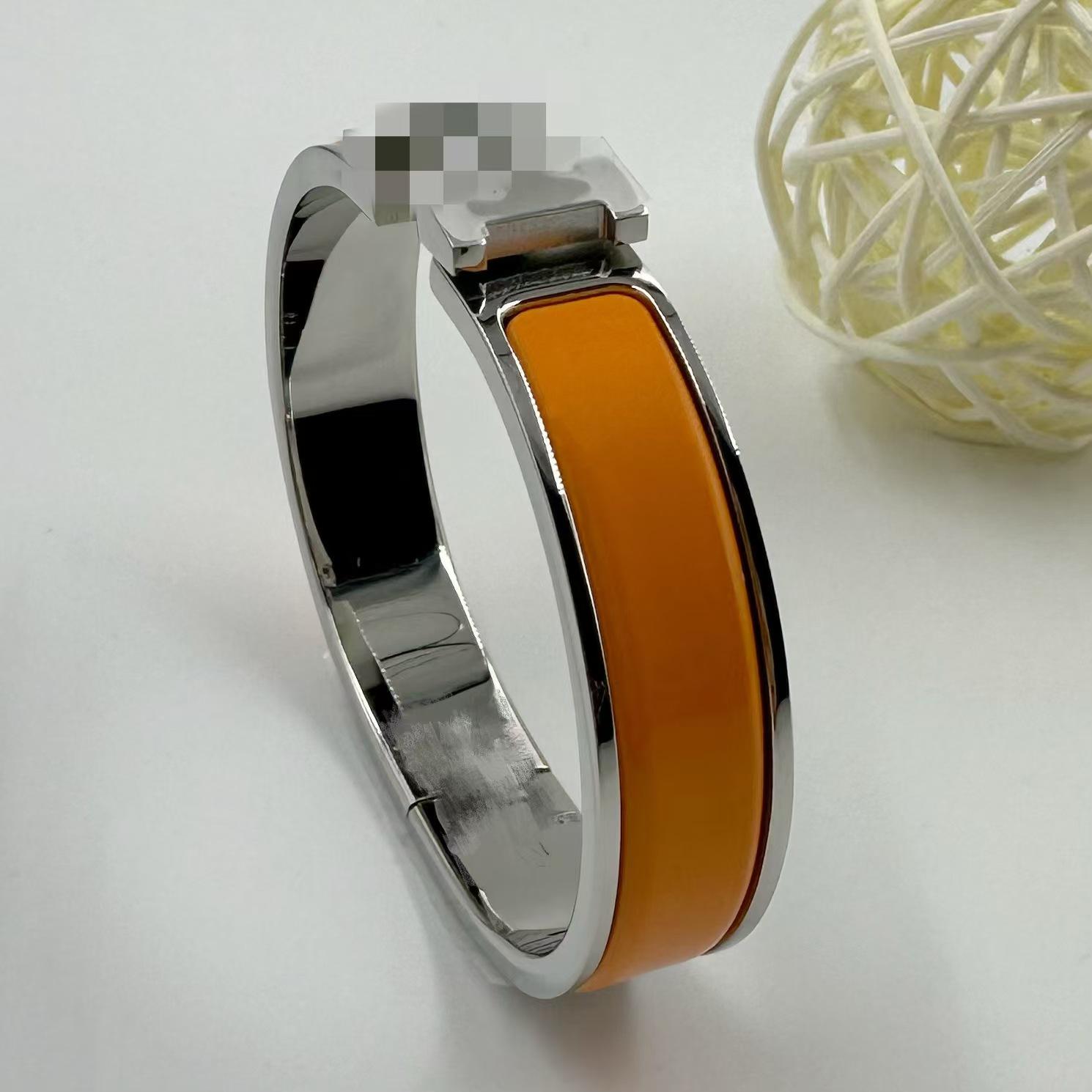 

Браслет-бэнгл из эмалированной титановой стали 12 мм с буквой H - Европейский и американский модный браслет 17 Gold