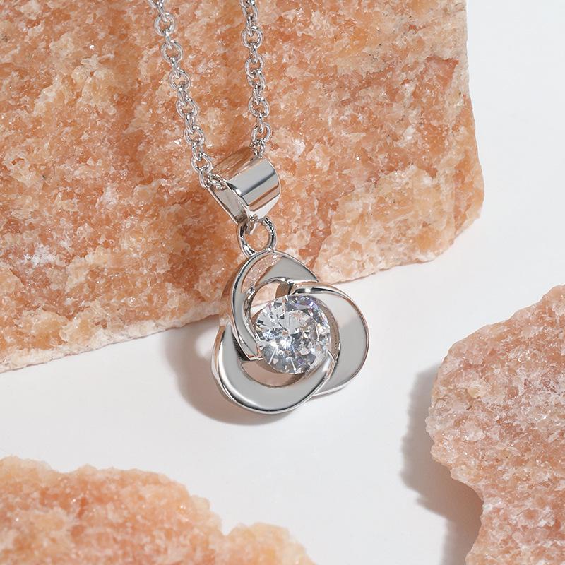 Rose Petal Pendant Collarbone Chain Women's Simple Korean Edition Heart of the Ocean Spinning Clover Necklace