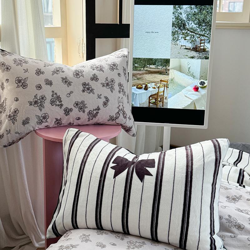 Winter Thickened Milk Velvet Girlish Heart Dog Bed Set (4-piece, Coral Fleece, Large Print Teacup Size)