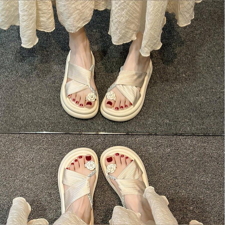 Beautiful slippers women's 2025 summer new French camellia outer wear thick-soled cover toe cool slippers soft-soled beach shoes