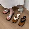 Strand-Flip-Flops Damen Sommer Internet-Berühmtheiten 2025 Mode Casual Rutschfest Oberbekleidung Koreanische Version Zehensteg Urlaub Coole Hausschuhe Tide