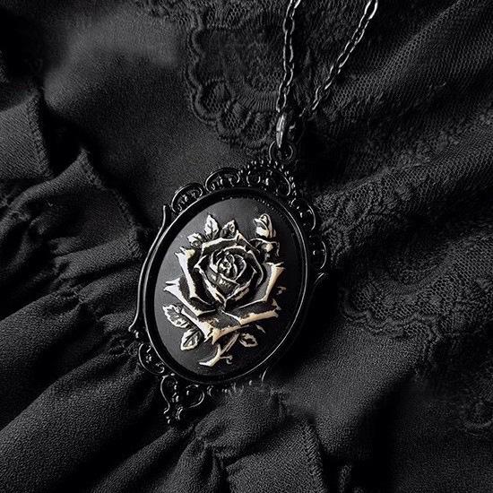 Gotische Schwarze Rose Anhänger Halskette mit freiliegendem Totenkopf Design - Handgefertigt für Liebhaber dunkler Subkulturen