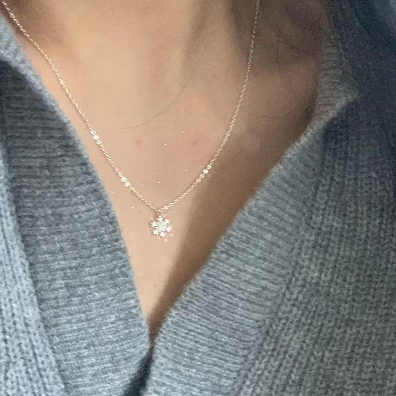 High-End Women's Snowflake Necklace: Light Luxury, Exquisite and Unique Clavicle Chain