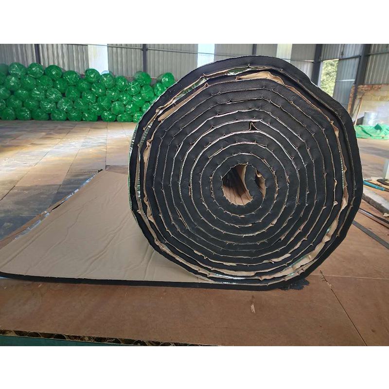 Pannello isolante autoadesivo in foglio di alluminio per tetti con isolamento in gomma e plastica ignifuga.