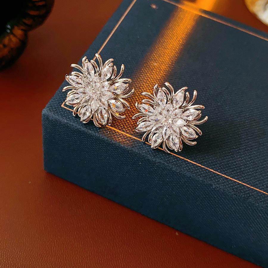 High-quality Zircon Crystal Snowflake Earring for Women Light Luxury Exquisite Stud Earrings High-end Fashion Accessories Gifts