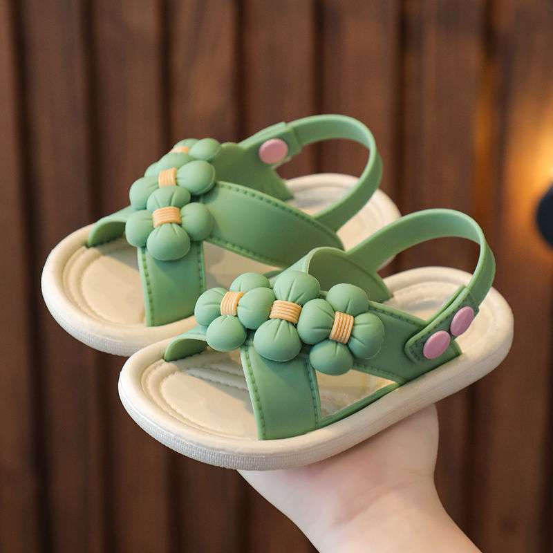 Girls' sandals 2025 new summer non-slip soft-soled outer wear three-year-old students buckle medium and older children's baby beach shoes