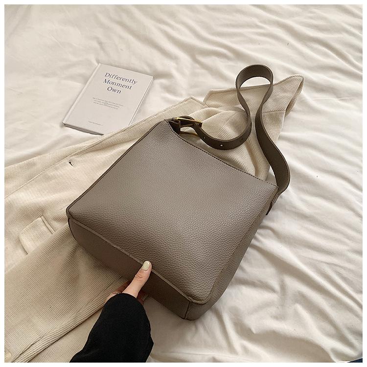 2025 Autumn Fashion Shoulder Bucket Bag Simple Retro Large-capacity Bag Women's New Popular Casual Messenger Bag