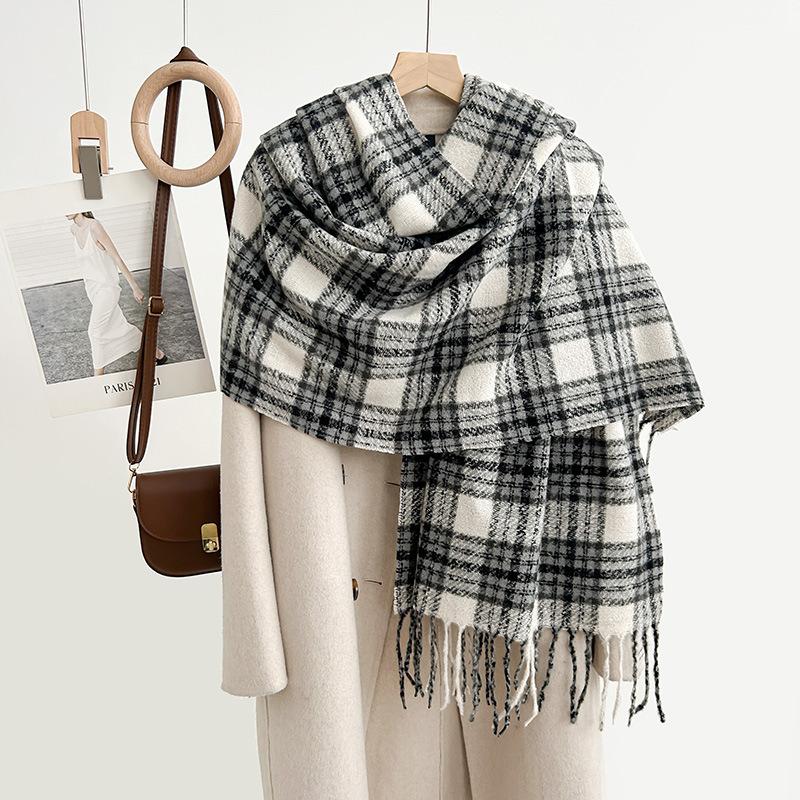 Sens literar retro, modă studențească, purtând un fular cald, călătorii de toamnă și iarnă pentru femei, atmosferă de fotografie de călătorie, șal cu franjuri