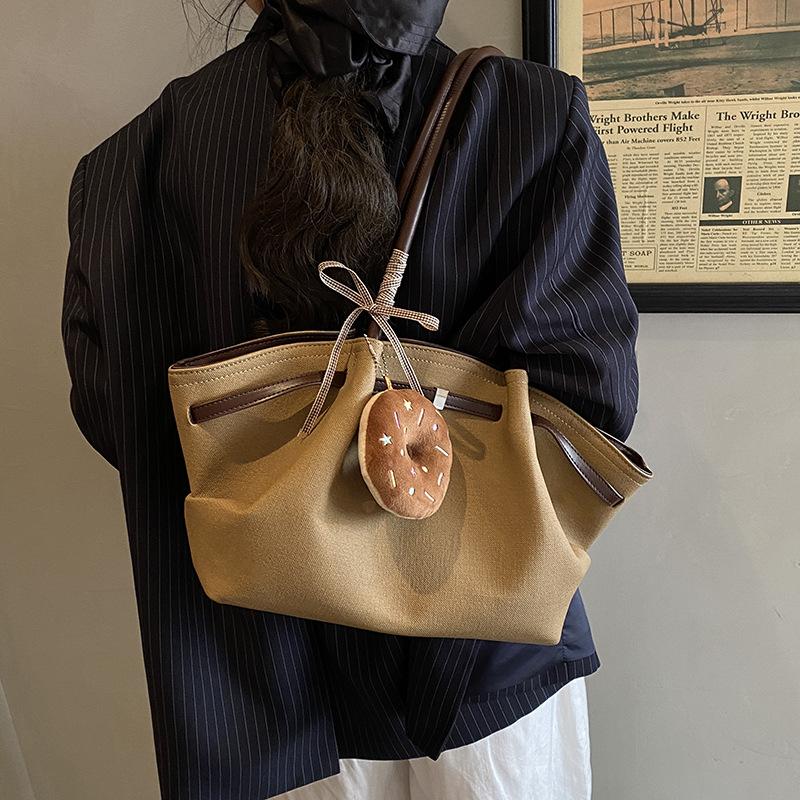 Large Capacity Pleated Bag Women's Autumn and Winter 2025 New Retro Niche Design Shoulder Underarm Bag Commuter Tote Bag