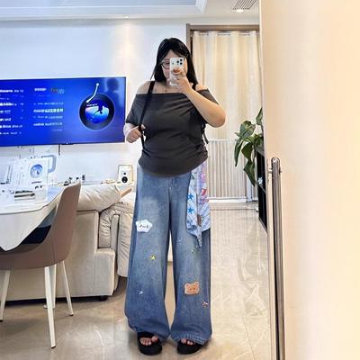 Jeans de Perna Larga Feminino Plus Size com Bordado Cartoon Retrô - Emagrecimento, Caimento Solto para Corpos em Formato de Pera