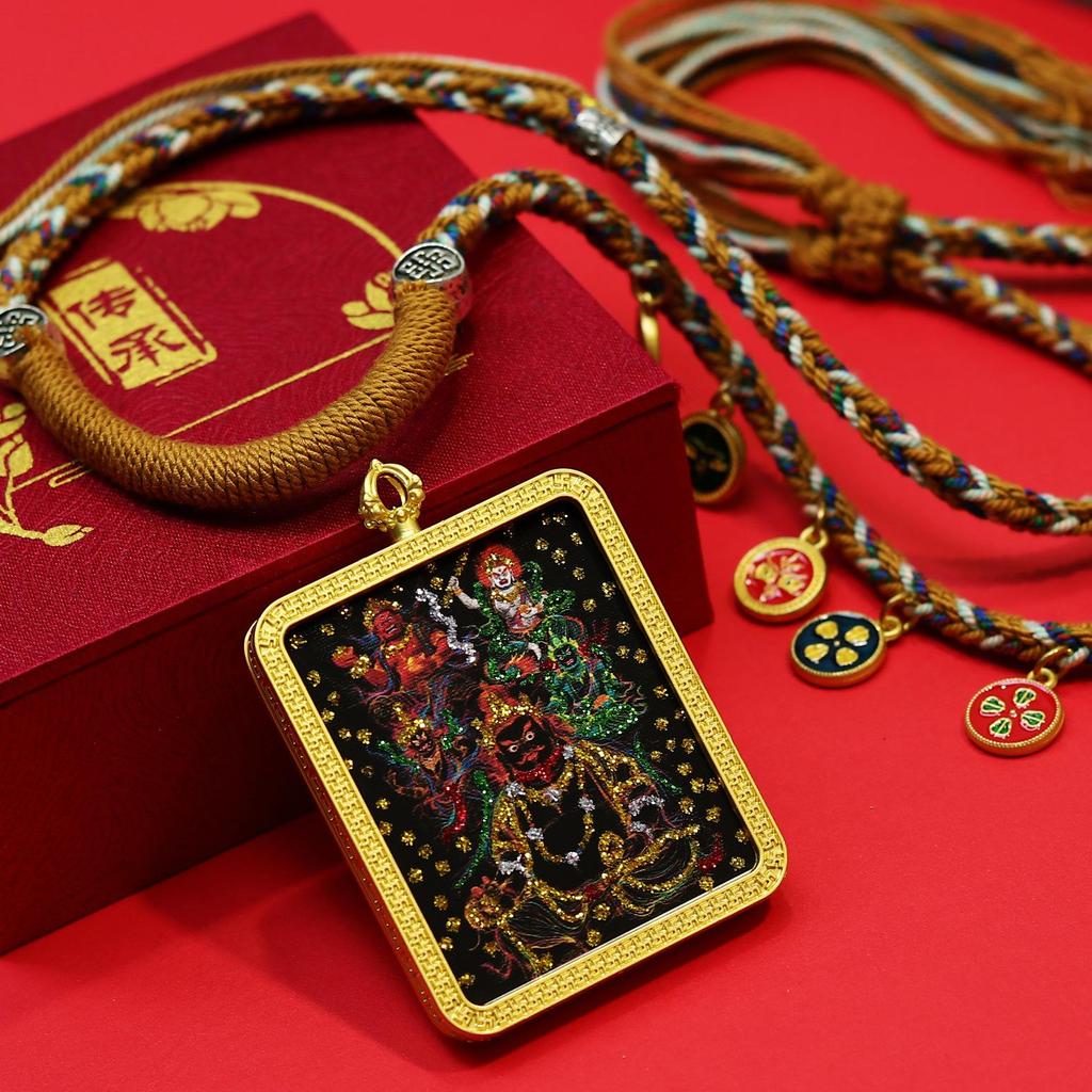 Tibetische Thangka Schwarz Dzambala Mahakala Goldmalerei mit Fünffarbiger Seil-Halskettenanhänger