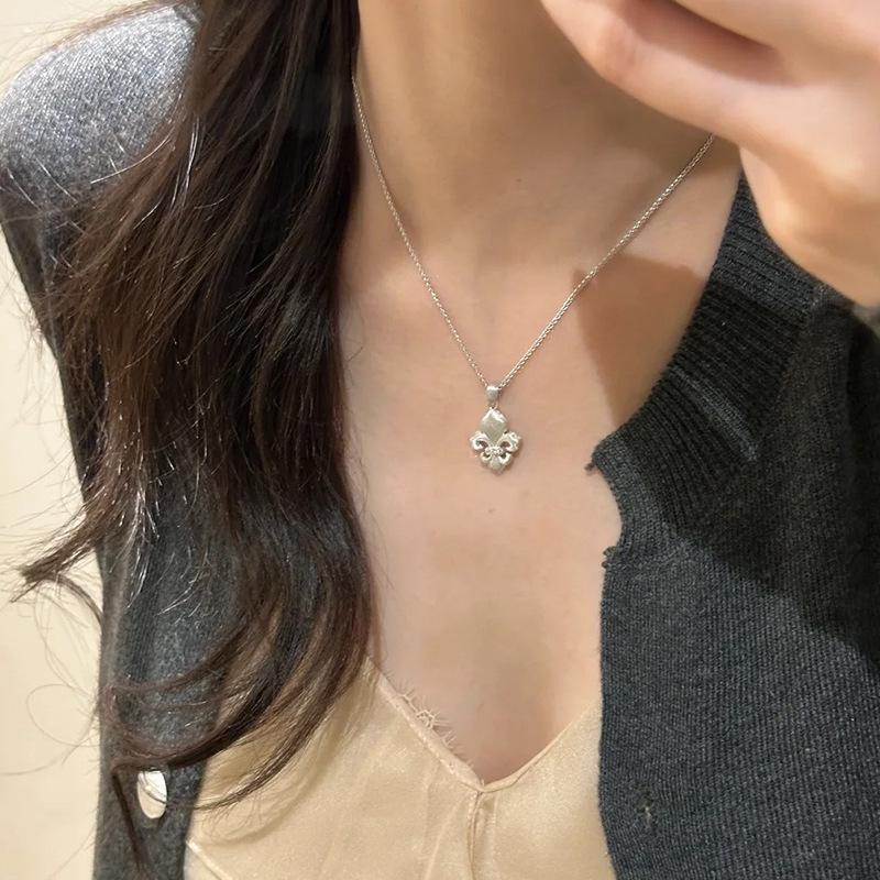 Elegant French Retro Brushed Iris Pendant Necklace for Women