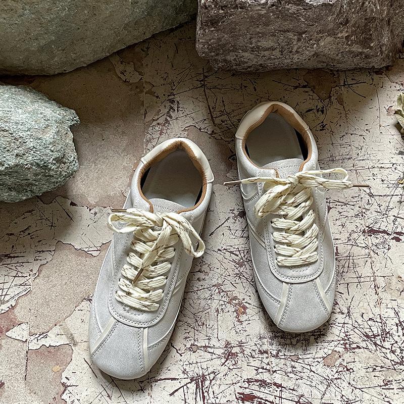 

Lightweight sports retro versatile flat-bottomed German training shoes women s 2025 new spring soft-soled lightweight board shoes little white shoes 40 золотой
