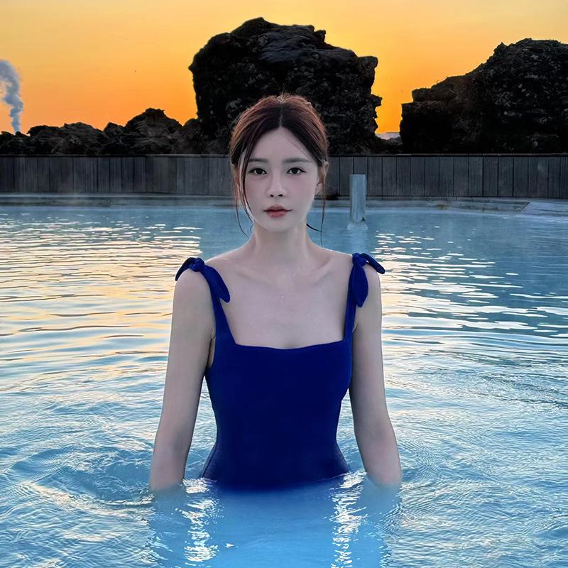 

Shen Mengchen Internet celebrity with the same retro simple chest suspender sexy backless simple one-piece swimsuit s hot spring M
