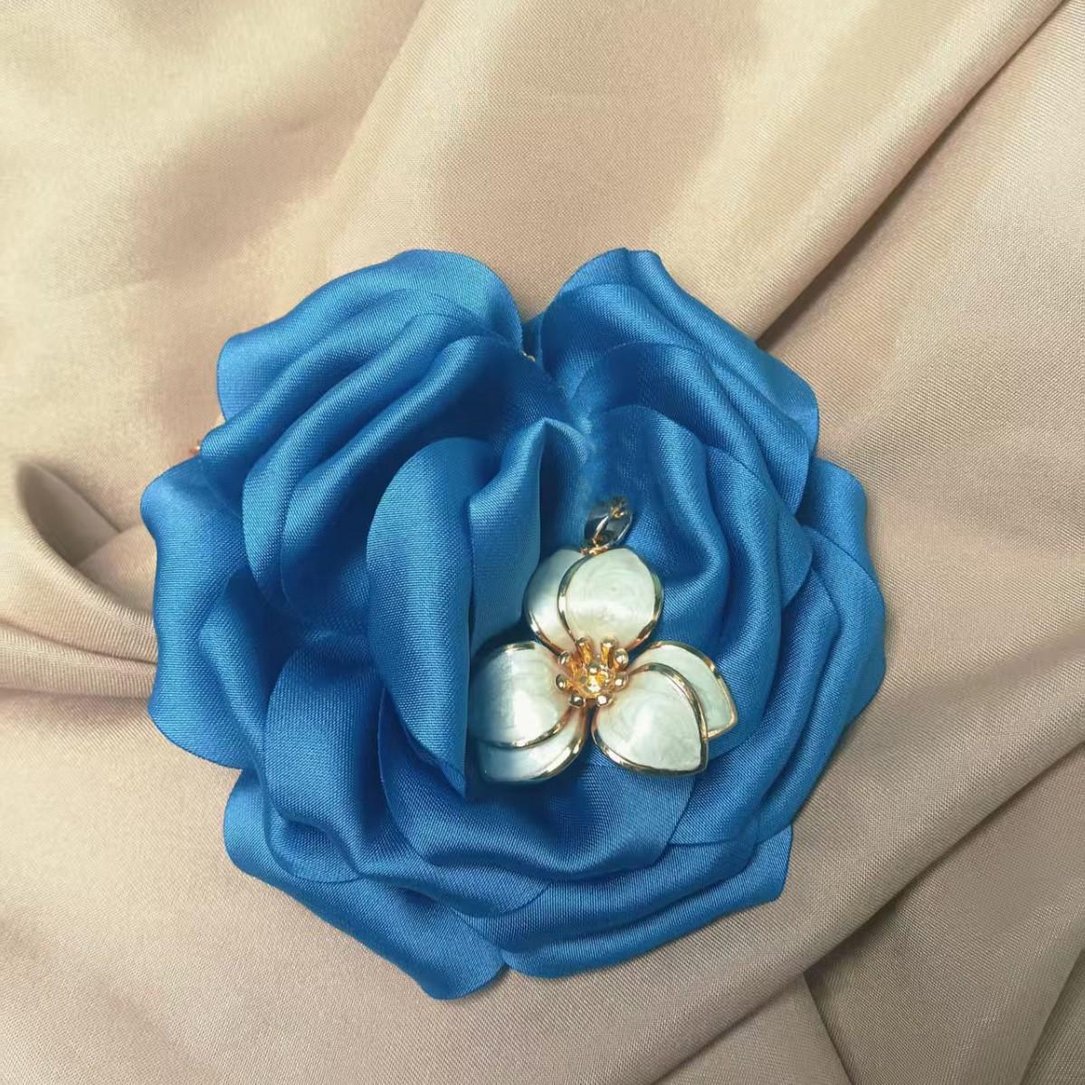 

Fashionable flower drip oil pendant is optional, high-end, temperament, trendy, and elegant білий