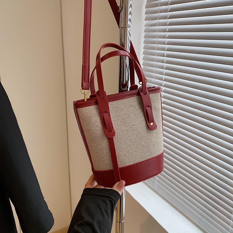 This year, the popular contrasting color bucket bag women's 2025 new niche fashion portable shoulder bag high-end messenger bag