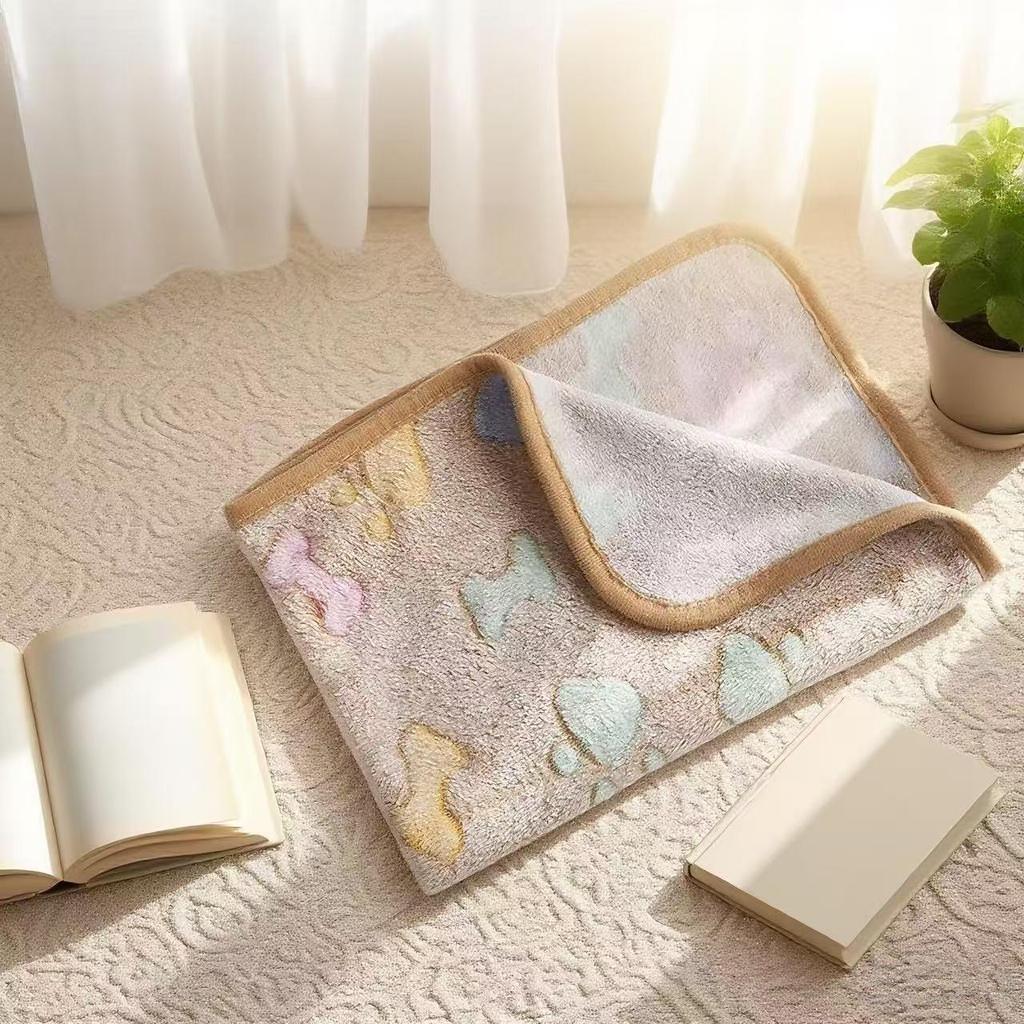 Pet Flannel Blanket: Cozy Quilt for Cats and Dogs - Autumn & Winter Style Bed Blanket and Sleeping Pad.