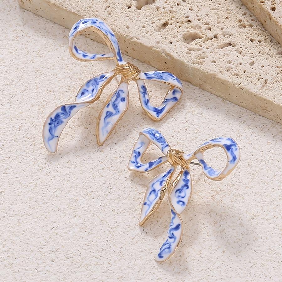 2pcs Fashionable and Elegant Bow-Shaped Earrings with a Simple Blue and White Porcelain Pattern Design.