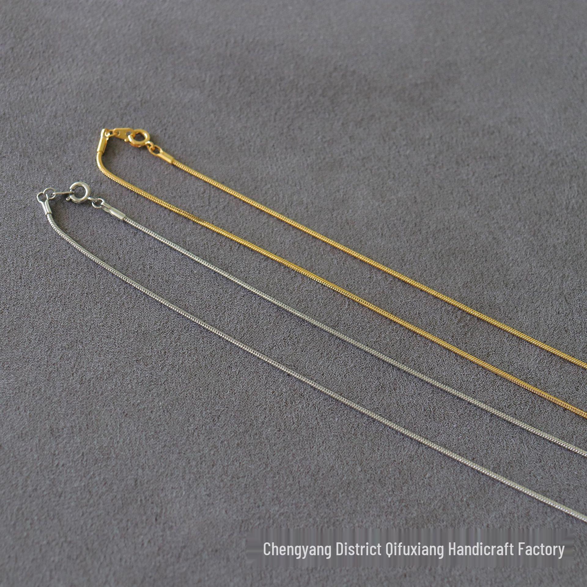 

Изысканная минималистичная цепочка «Змеиная кость»: Мини-ожерелье с покрытием из 18-каратного золота и сверкающей золотой нитью белый