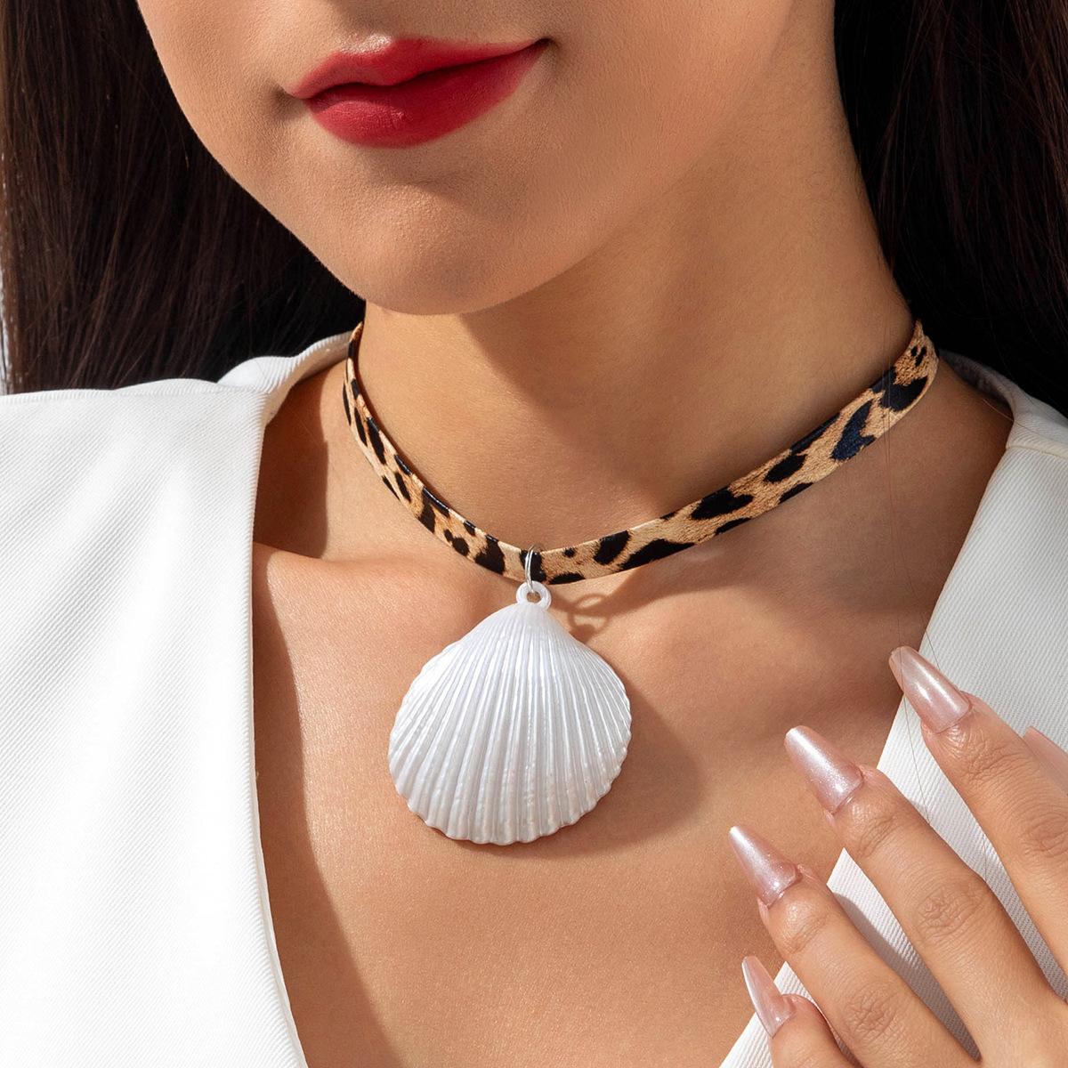 

Ocean wind spiral conch pendant collarbone exaggerated necklace, sexy leopard print short neck chain necklace