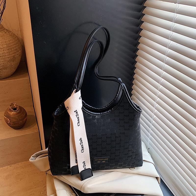 Large-capacity bag women's new fashionable and versatile summer shoulder underarm bag casual commuter tote bag