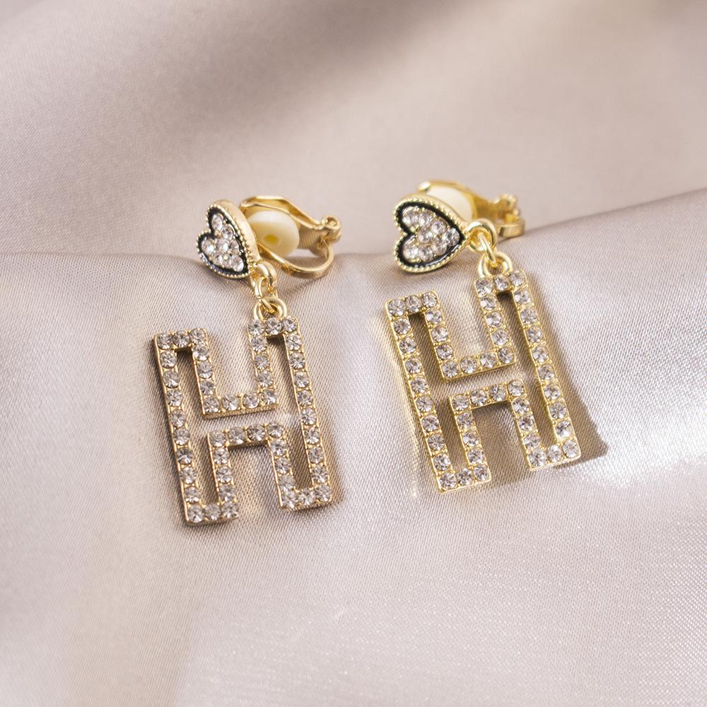 Brincos de pressão triangulares elegantes para orelhas não furadas - Versáteis e com um toque de luxo leve para o uso diário.