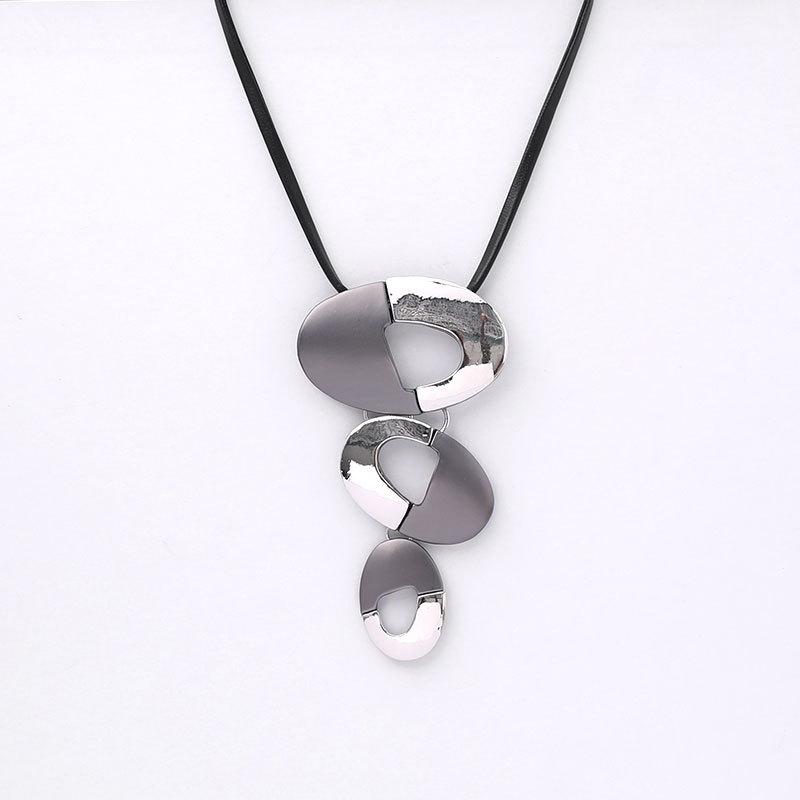Hot Sale Women's Mid-length Necklace New Metal Contrast Fashion Versatile Geometric Necklace