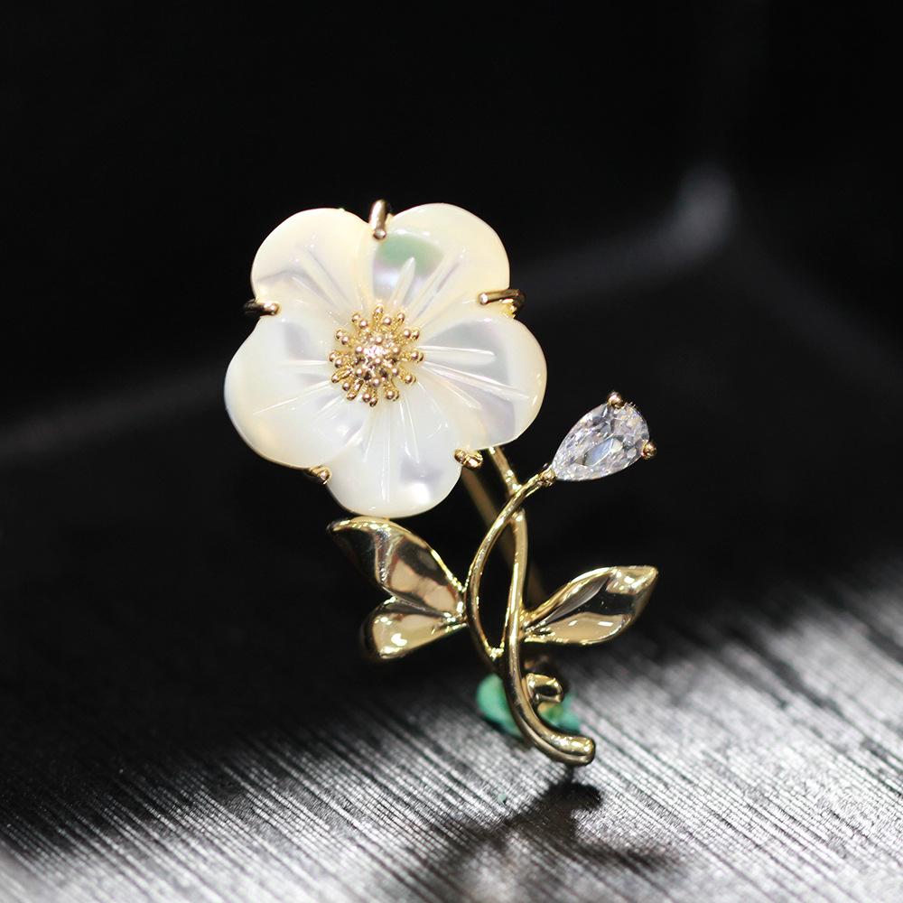 

Темперамент, инкрустированный бриллиантами, натуральная белая фритиллярия, маленькая резная брошь, простая и элегантная брошь с цветком для женщин