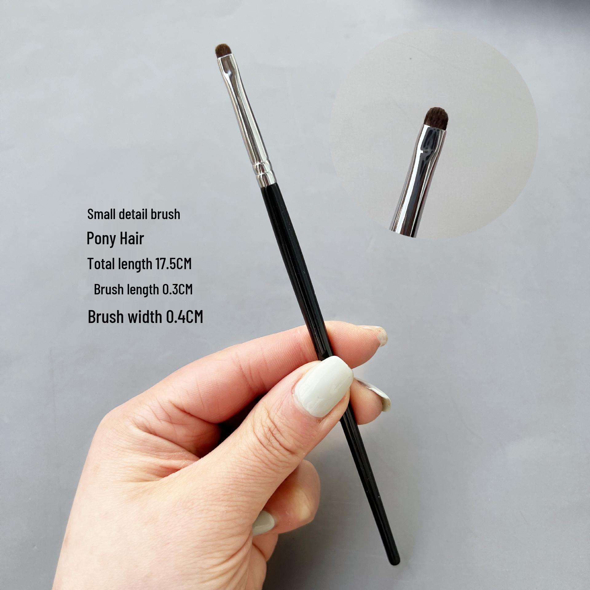 

Precision Eyeshadow & Liner Brush for Detailed Makeup and Highlighting