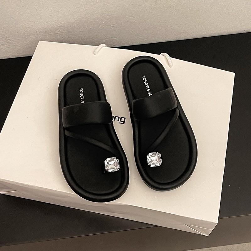Fashion tribe Internet celebrity rhinestone cool slippers women's summer wear 2025 spring new one-word strap foot thick bottom drag