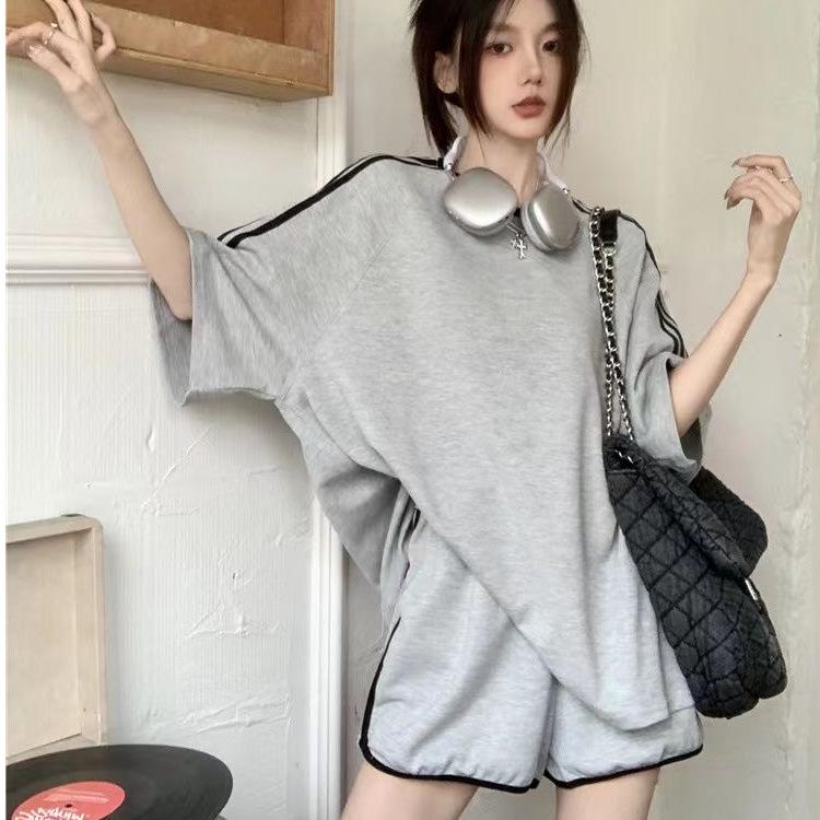 Trendy Striped Summer Suit: Stylish 2-Piece Shorts Set for Women