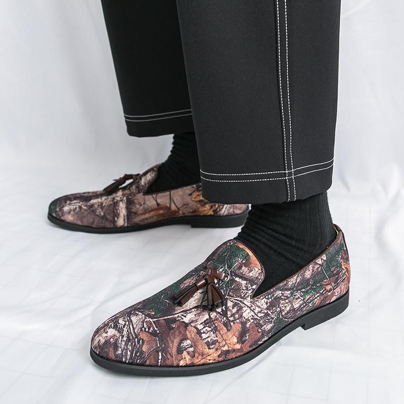 Mode Britische Retro Slipper Neue Herren Spitzschuhe mit Quasten Lederschuhe Männliche Designer Formell Hochzeit Abschlussballkleid Heimkehrschuhe