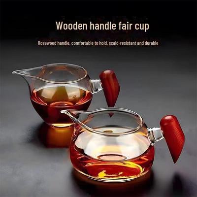 Kung-Fu-Teeservice mit hitzebeständiger Fairness-Tasse aus Glas, Sieb und Public-Tasse mit Holzgriff.